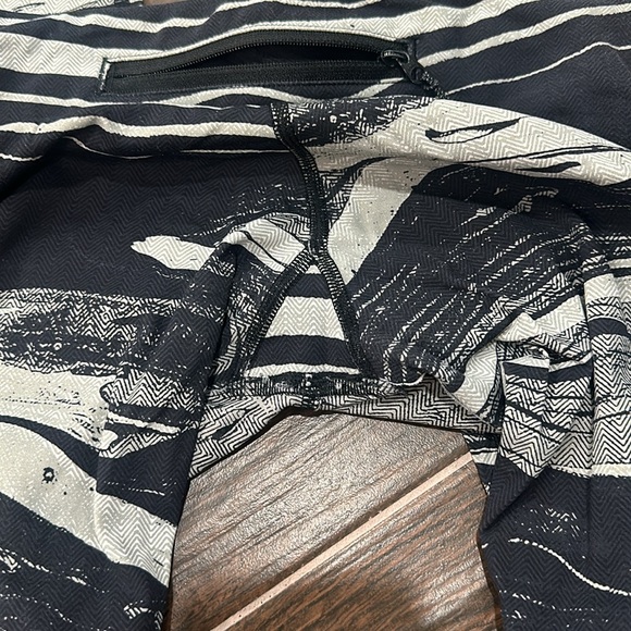 Lululemon - Picture 3 of 5